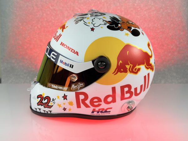 Forma1 Formula1 F1 sisak helmet Yuki Tsunoda Red Bull Racing F1 Team 2025 Singapore GP - Mini helmet 1:2